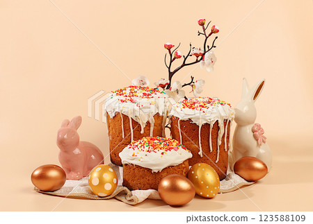 Abstract Easter composition, background. Holiday card with traditional Russian kulich with meringue and decorated with colorful marble eggs. Preparation for the holiday and Happy Easter concept. 123588109