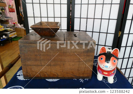 A coin purse used in the townhouses of merchants during the Edo period. A lucky charm made of papier-mâché depicting a Miyako cat. 123588242