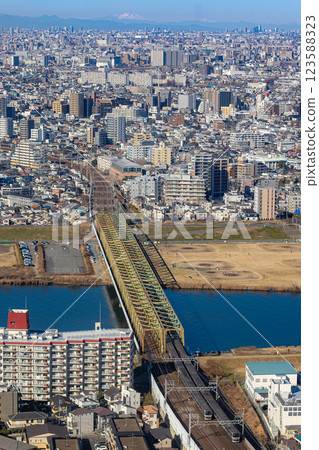 總武快速線 E217 系列車,遠處為淺間山 總武快速線 E217 系列車,遠處為淺間山 123588323