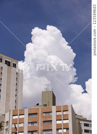 巴西聖保羅的夏季雷暴和藍天 巴西聖保羅的夏季雷暴和藍天 123589683