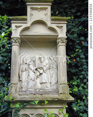 德國萊茵河畔林茨的聖馬丁教堂，路標十字架上寫著“耶穌在聖殿獻祭” 123590858