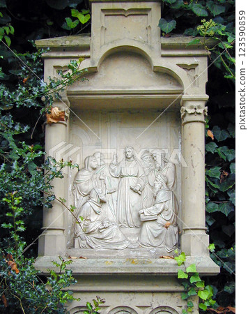 德國萊茵河畔林茨聖馬丁教堂，路標十字架，耶穌在聖殿裡教導 123590859