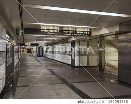 東京城市景觀：空蕩蕩的市中心的地下通道 123591858