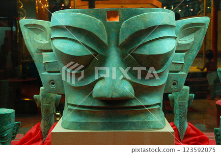 中國四川省長江文明三星堆遺址博物館2號館銅面具 123592075