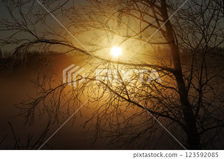 暴風雨和日出 123592085