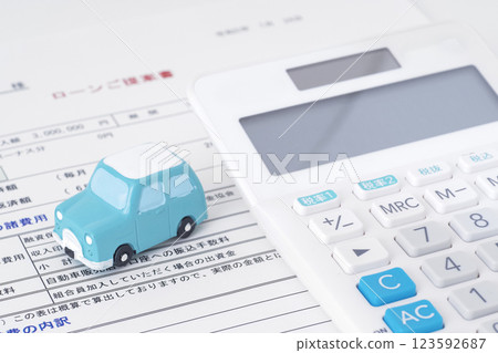 Image of a car loan contract 123592687