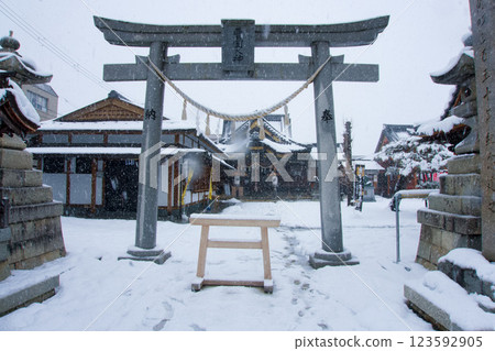 清晨的豐國神社被白雪覆蓋 123592905