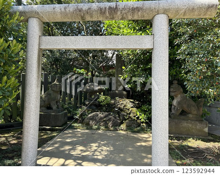 這是位於東京都新宿區西早稻田的穴八幡神社內神武天皇的陵墓參拜場所的鳥居。 123592944