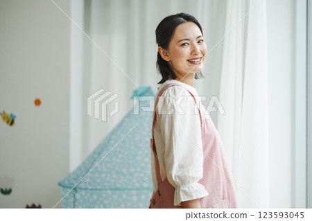 一位女托兒所老師的肖像 123593045