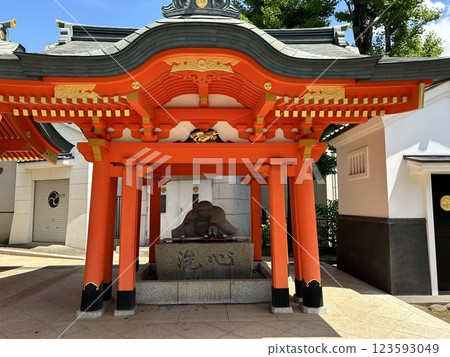 這是位於東京都新宿區西早稻田的穴八幡宮右側的淨水屋和布袋尊社。 123593049