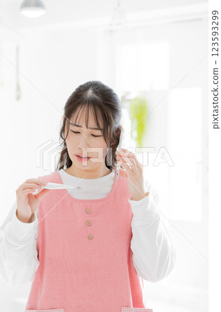A woman contacting the office because her child has a fever 123593299