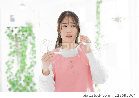 一名婦女因孩子發燒而聯絡辦公室 123593304