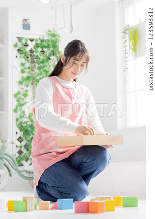 一名婦女正在整理 123593312