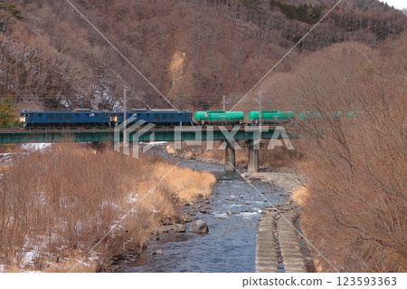 EF64型貨運列車(8084次列車)穿越鐵橋,背景是冬季崎嶇的山脈_2025年2月10日拍攝的照片 EF64型貨運列車(8084次列車)穿越鐵橋,背景是冬季崎嶇的山脈_2025年2月10日拍攝的照片 123593363