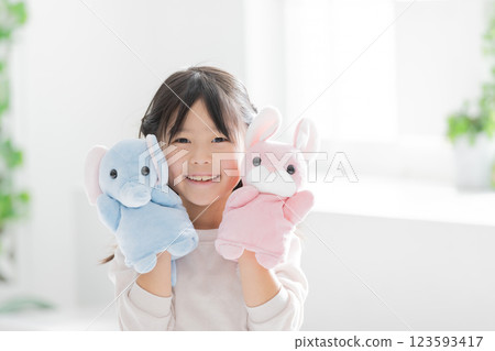 女孩在玩木偶 123593417