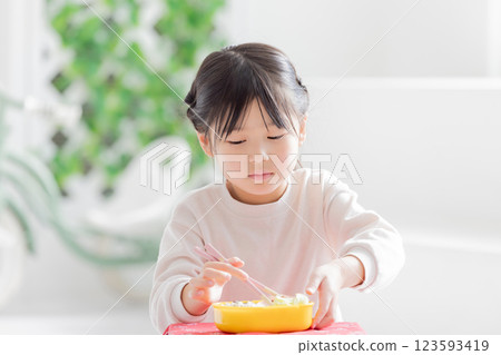 Girls eating lunch Girls eating lunch 123593419