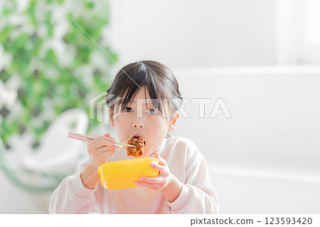 女孩吃午飯 123593420