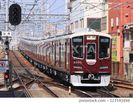 阪急寶塚線2000系列列車抵達莊內站 阪急寶塚線2000系列列車抵達莊內站 123593898