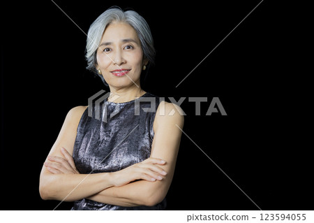 一個頭髮花白的女人 123594055