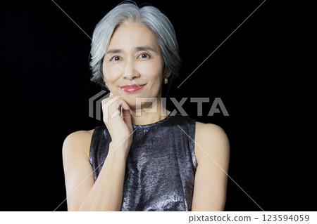 A woman with gray hair 123594059