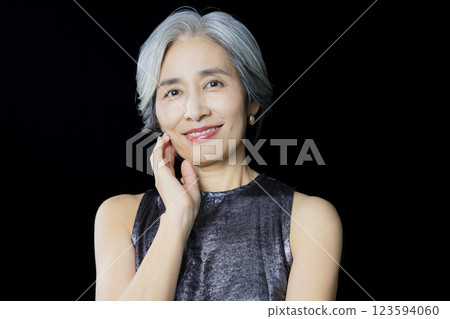 一個頭髮花白的女人 123594060