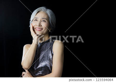 A woman with gray hair 123594064