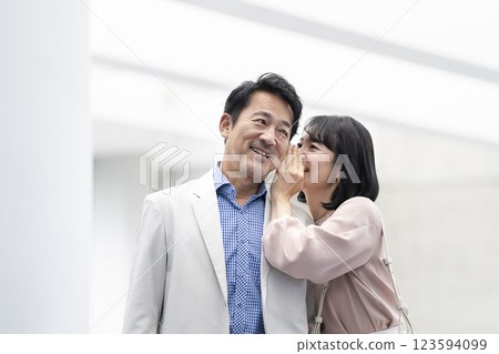 一對 50 多歲的夫婦面帶微笑 一對 50 多歲的夫婦面帶微笑 123594099