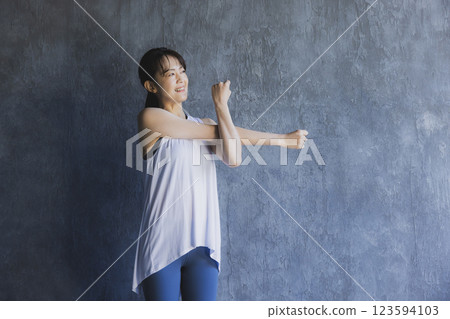穿著運動服的中年婦女 穿著運動服的中年婦女 123594103