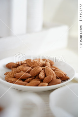 Almond 123594272