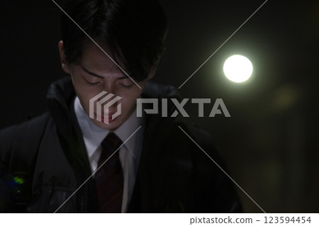 深夜回家的商人 123594454