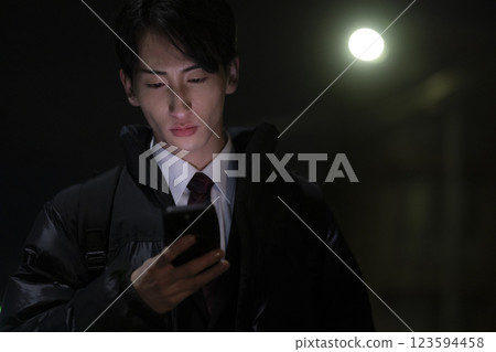 Businessman returning home late at night 123594458