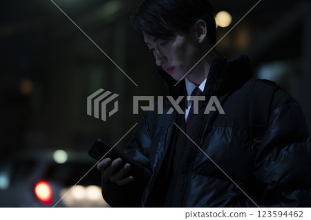 深夜回家的商人 123594462