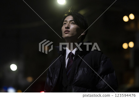 Businessman returning home late at night 123594476