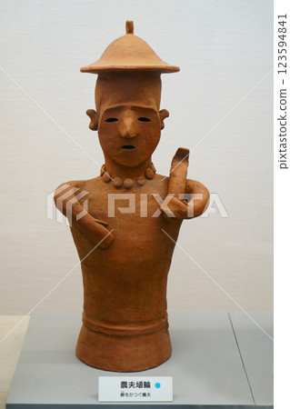 7668　Haniwa　Farmer carrying a hoe 123594841