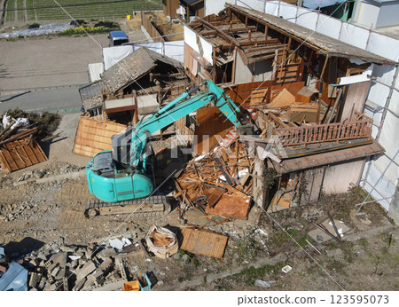 使用重型機械拆除空屋 拆除破舊的木屋 123595073