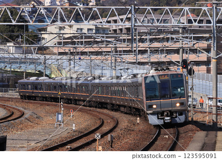 福知山線207系列車駛入川西池田站 福知山線207系列車駛入川西池田站 123595091