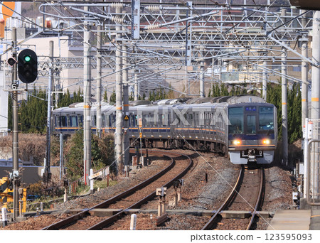 福知山線207系列車抵達中山寺站 123595093