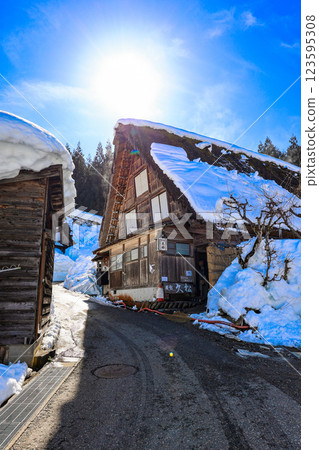 白雪皚皚的白川鄉(垂直) 白雪皚皚的白川鄉(垂直) 123595308