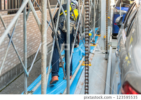 [Workers building scaffolding during large-scale apartment repair work] 123595535