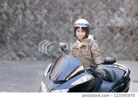 騎摩托車的年輕女子 123595978