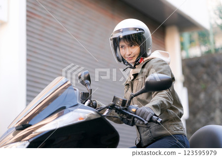騎摩托車的年輕女子 123595979