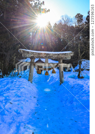白河八幡鳥居與光線(垂直) 白河八幡鳥居與光線(垂直) 123596163