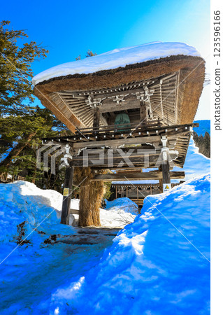 Bell tower gate of Myozenji Temple in Shirakawa-go (vertical) 123596166