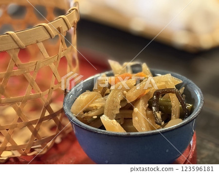 美味的Kibira牛蒡 美味的Kibira牛蒡 123596181