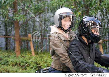 一名男子和一名女子騎著摩托車 一名男子和一名女子騎著摩托車 123596223