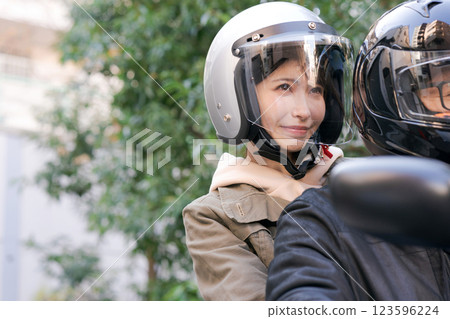 一名男子和一名女子騎著摩托車 一名男子和一名女子騎著摩托車 123596224