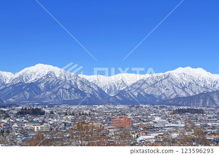從大町山地博物館看到的冬季北阿爾卑斯山 123596293