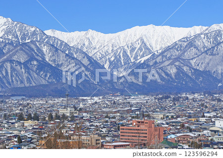 從大町山地博物館看到的冬季北阿爾卑斯山 123596294