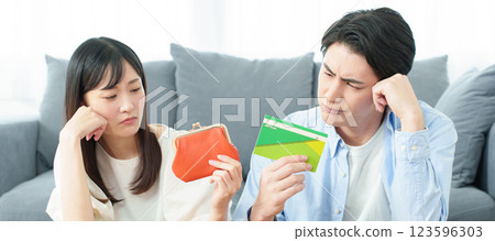 已婚夫婦的財務問題 123596303