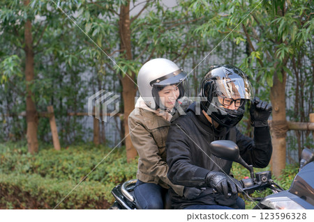 men and women riding bikes 123596328